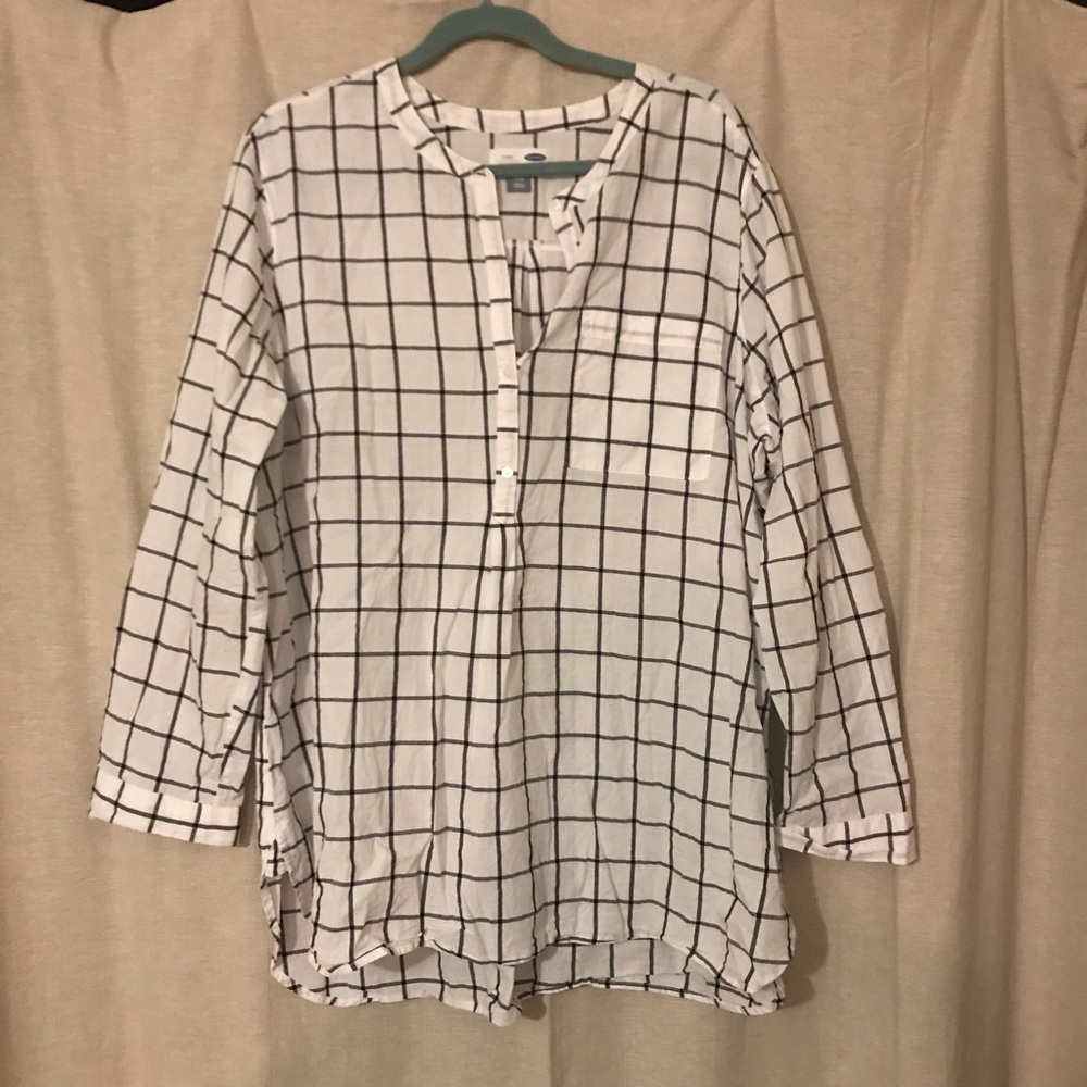 Wonderful black and white tunic top from Old Navy!